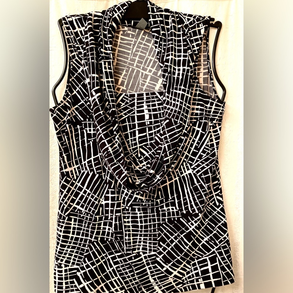 Sleeveless. Black and White. Soft flowy blouse by Kenneth Cole Reaction. Size M.